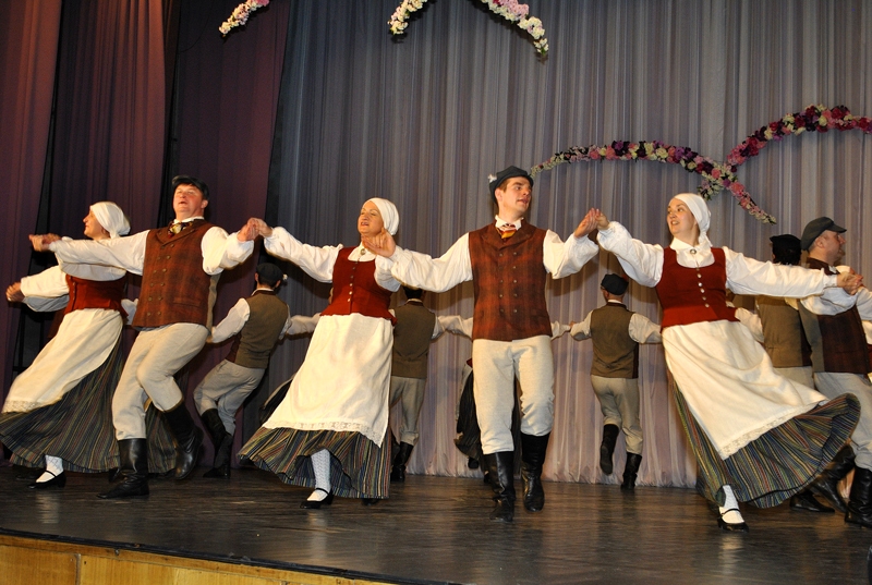 Uzstājas Vecumnieku novada Valles pagasta vidējās paaudzes deju kopa «Valle».
Autors: Ivars Bogdanovs