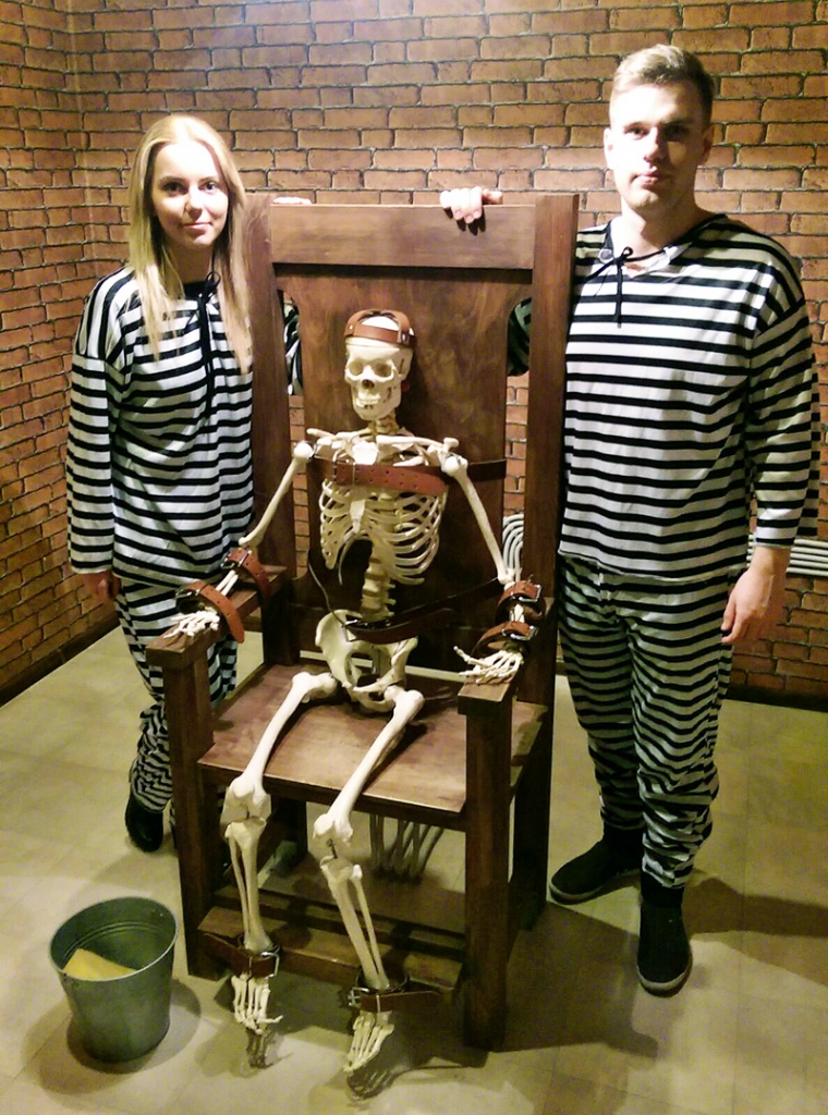 Reinis Paegle un Elīna Mazule «Slepenajā cietumā» pozē ar Igoru, vienu no pēdējās istabas elementiem.
Autors: Artūrs Dulbe