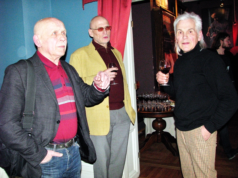 Grupas «Katedrāle» trīs mūziķi – Vilnis Šmīdbergs (no kreisās), Ingvars Leitis un Gunārs Šimkus – Latvijas 1. rokkafejnīcā triloģijas «Savējie sapratīs» pirmās daļas «Sešdesmitie. Sākums» prezentācijā. 
Autors: Vilnis Auzāns