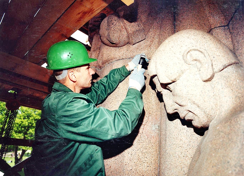 Brīvības pieminekļa restaurācija 2000. un 2001. gadā, strādā Juris Ščerbickis.
Autors: no J. Ščerbicka albuma. 