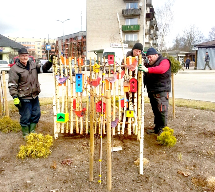 Dekors ar dažādu putnu mājiņām Iecavas centrā.
Autors: no Sarmītes Avotas albuma.