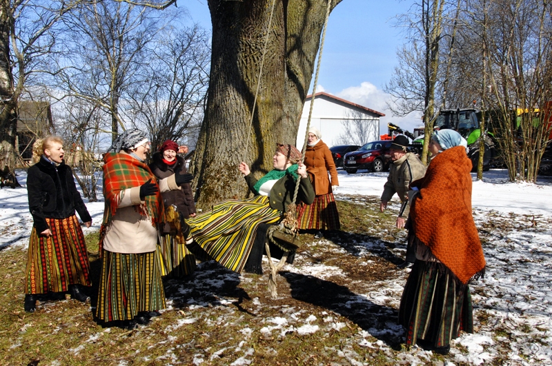 Codes pagasta «Vaidelotēs» Lielajā dienā folkloras kopa «Dreņģeri» izšūpo māju saimnieci Dairu Jātnieci.
Autors: Ivars Bogdanovs