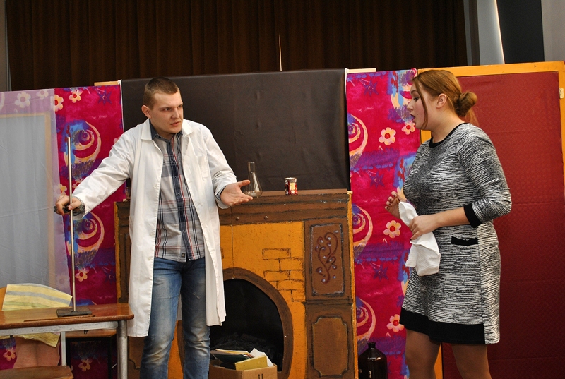 Gunāra Priedes lugu «Tētis un māmiņa jeb Niklāva Rimšas noslēpums» skatē izrādīja Iecavas jauniešu teātris «Artis».
Autors: Ivars Bogdanovs