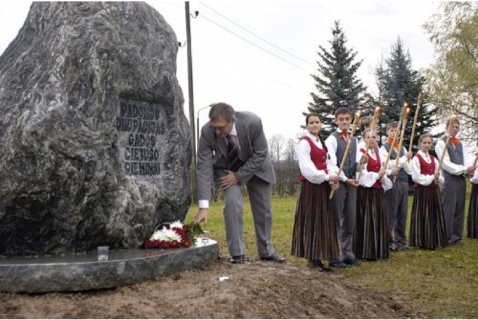 Pie piemiņas akmens represētajiem Pilsrundālē ik gadu 25. martā tiek nolikti ziedi. Iepriekšējos gados, kad atceres diena bija darbdiena, piedalījušies arī skolēni.
Autors: no 