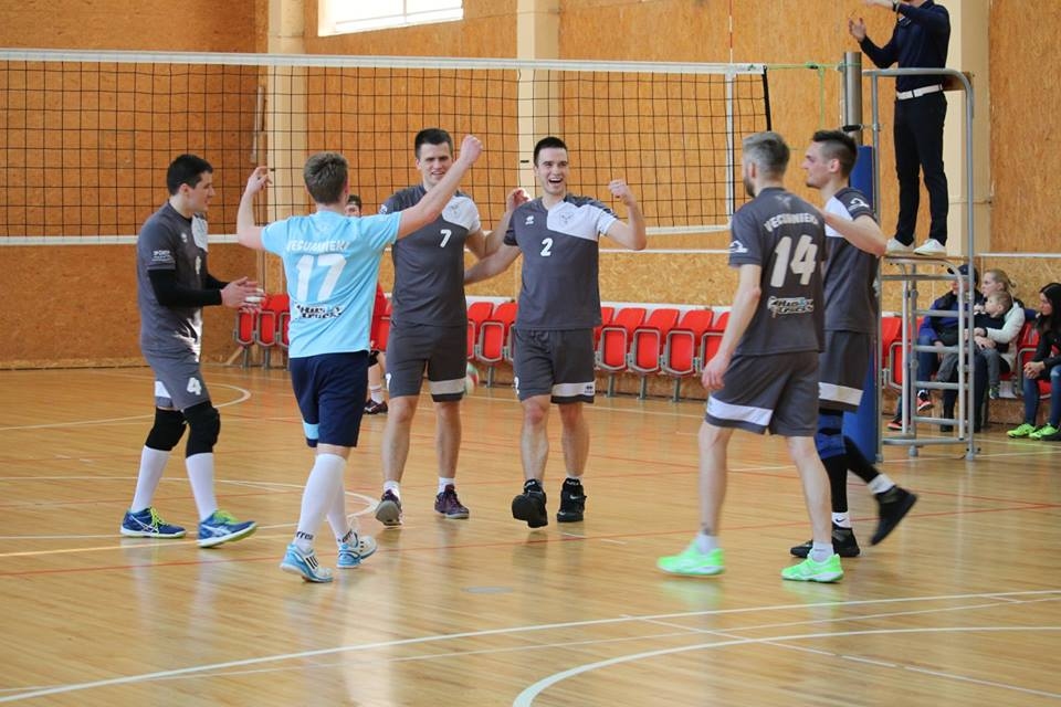 Kristaps Lisovskis (centrā ar 2. numuru) bija «Vecumnieki» komandas rezultatīvākais sportists izslēgšanas spēlēs.
Autors: Eva Vlasova