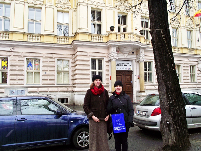 Baušķenieces Indra Liepa (no kreisās) un Benita Svareniece pie Prāgas bērnu un jauniešu centra. 
Autors:  no centra albuma. 