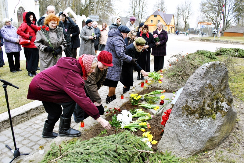 Ziedi gulst pie represēto piemiņas vietas.
Autors: Ivars Bogdanovs