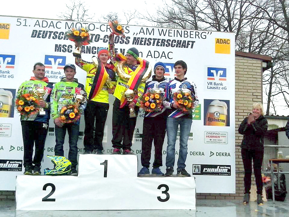 Elvijs Mucenieks (no kreisās) un Kristofs Santermanss uz pjedestāla augstākā pakāpiena Vācijā. 
Autors: no sidecarcross.be