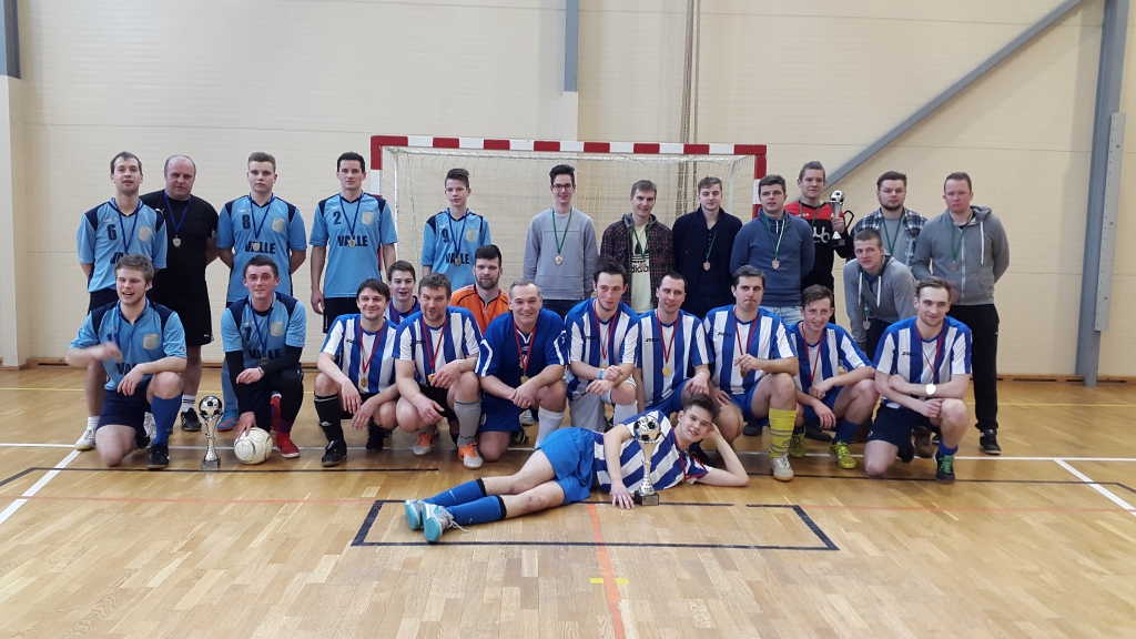 Pirmo trīs vietu ieguvēji: no kreisās «Valle», centrā tupus – «Iecava», no labās stāvus – «Lats un nedēļu».
Autors: no turnīra organizatoru personiskā albuma