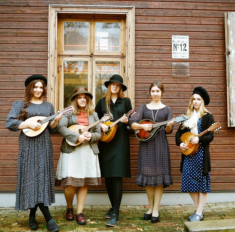 «Tarkšķu» mandolīnistes ieguvušas fanus ne tikai folkloristu sabiedrībā.
Autors: no kopas albuma