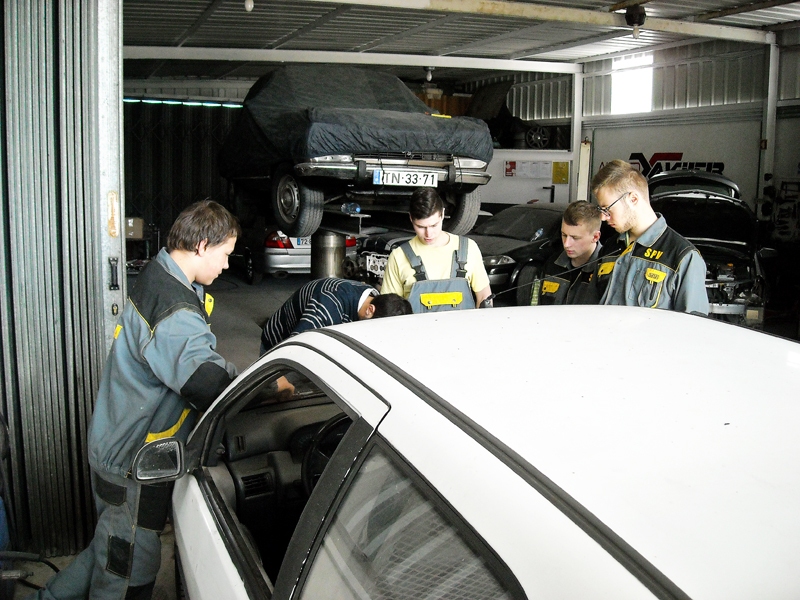 Saulainieši Portugāles autoservisā.
Autors: no projekta dalībnieku albuma.