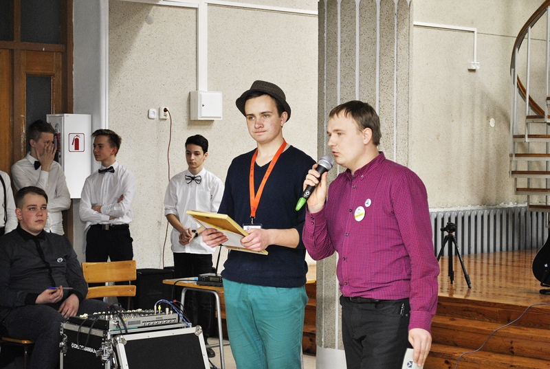 Jauniešu foruma dalībniekus sveic Renārs Manuilovs (no labās) un Andris Kāposts. 
Autors: Ivars Bogdanovs