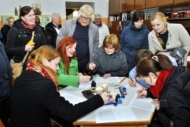 Igaunijas mākslas un mūzikas skolu pārstāvji Svitenes pils muzejā mēģināja rakstīt ar tinti un spalvu.
Autors: Ivars Bogdanovs