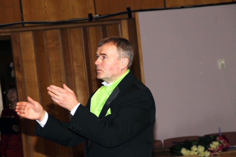 Bauskas koru apriņķa kolektīvus skatei gatavo virsvadītājs Uģis Matvejs.
Autors: no «Bauskas Dzīves» arhīva