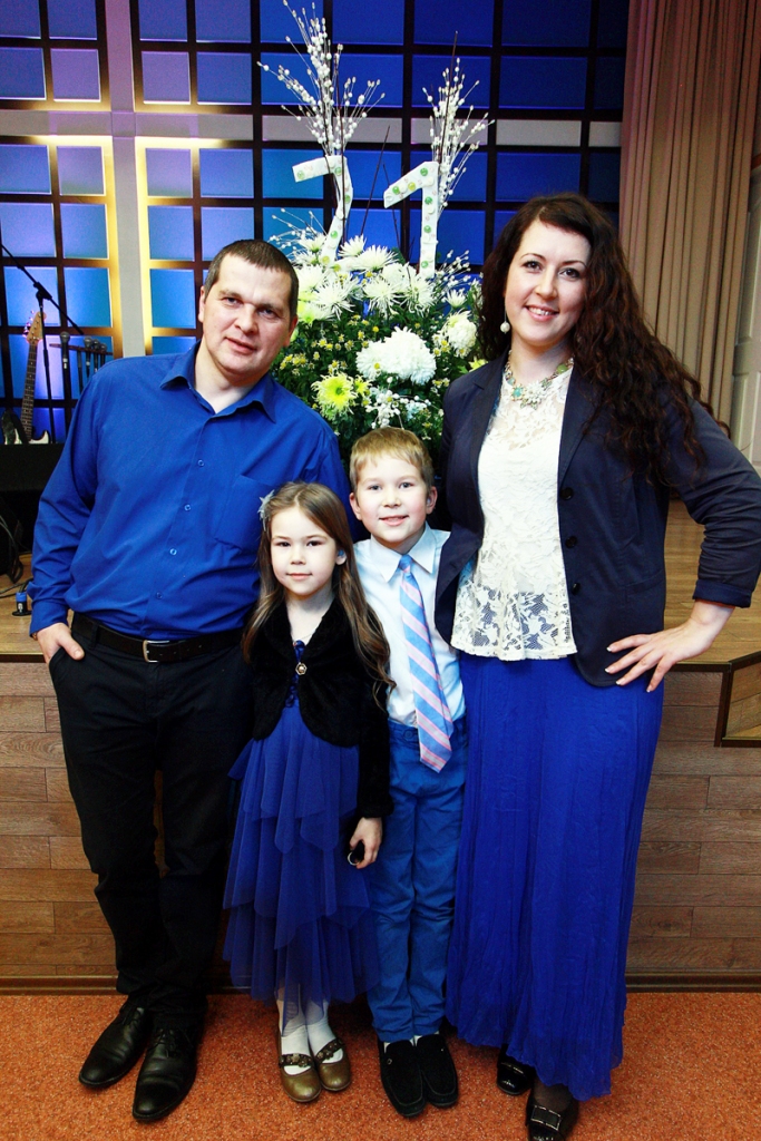 Augustu ģimene – Jeļena, Guntis, Adrians un Daniela Glorija –  Bauskas kristīgā centra «Jaunā dzīve» jubilejā draudzes namā.
Autors: no ģimenes albuma. 