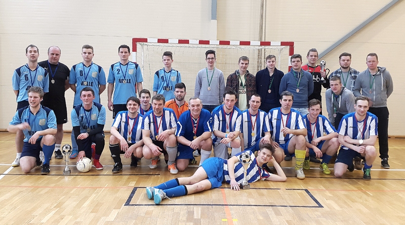 Pirmo trīs vietu ieguvēji – «Valle» (no kreisās), «Iecava» un «Lats uz nedēļu».
Autors: no turnīra organizatoru albuma.