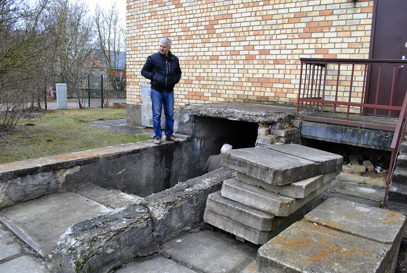 Māris Sloka, Bauskas mūzikas skolas ēku un teritorijas pārzinis rāda, kur šogad paredzēts sākt remontu.
Autors: Ivars Bogdanovs