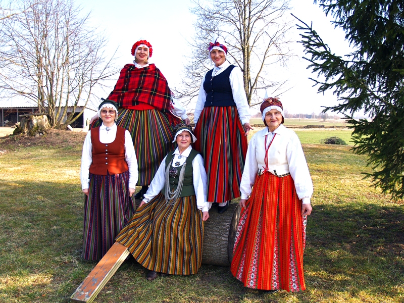 Andrejmuižas saimniece Valentīna Pozņaka (centrā) Lieldienās kopā ar māsām Viktoriju (no labās), Veroniku, Olīnu un māsasmeitu Ingūnu.
Autors: Antra Ērgle