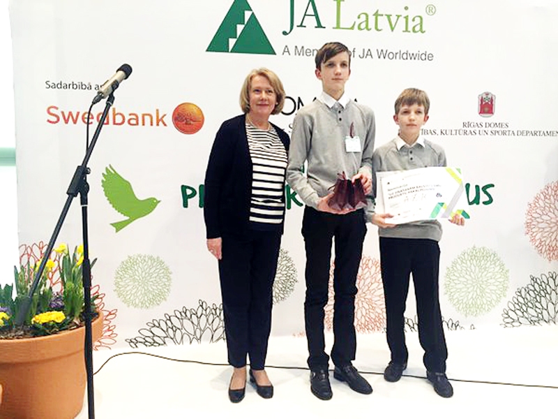 Brāļi Kristers un Kaspars Kalēji saņēma balvu par uzņēmuma «A-Z-K» veikumu zināšanās balstīto produktu konkurencē.
Autors: no JAL albuma