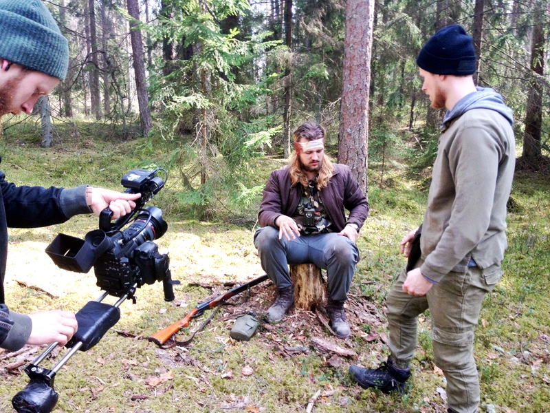 Mākslas īsfilmas «Kur es dzīvoju ar monstriem» uzņemšanas laukumā. No labās puses aktieris Renārs Labāns, režisors un aktieris Reinis Ūbelis (vidū, sēdus), operators Raitis Valainis.
Autors: no Reiņa Ūbeļa personiskā albuma.