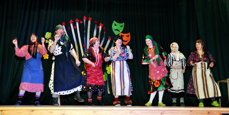 Valles amatierteātra (režisore Aija Skosa) atveidotais krievu disko folkansamblis «Buranovas babuškas» šovā sarīkoja īstu ļembastu un izpelnījās vētrainus aplausus.
Autors: Žanna Zālīte