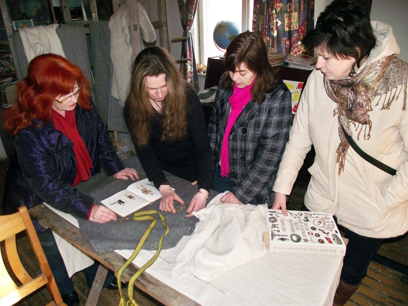 Senos tautastērpus pēta Vivita Frīdenberga (no labās), Sandra Štāle, Elīna Kūla-Braže un Dace Gurlovska.
Autors: Artūrs Dulbe