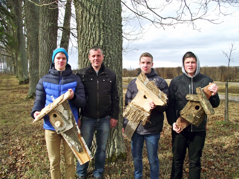 Putnu būrīšu izgatavotāji Einārs Lazdiņš (no kreisās), Valērijs Mitrofanovs, Elvijs Smiltiņš un Igors Bobels. 
Autors: Artūrs Dulbe