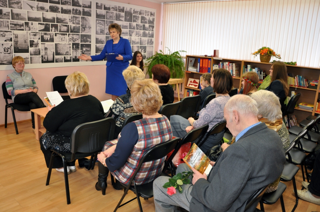 Sarīkojuma dalībniekus uzrunā Valles pagasta bibliotēkas vadītāja Ingūna Kļaviņa.
Autors: Žanna Zālīte