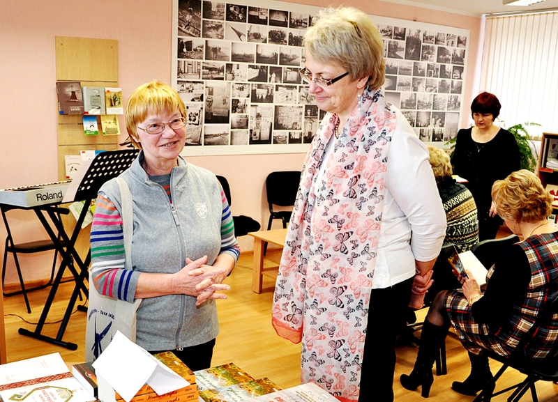 Grāmatas atvēršanas svētkos Gina Viegliņa-Valliete un  Iveta Lavrinoviča.
Autors: Žanna Zālīte