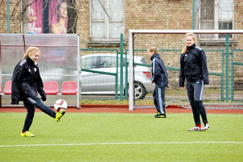 Futbolistes Lea Krasnova (no kreisās) un Renāte Gaugere.
Autors: Spēlētāju personīgais foto.