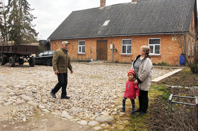 Benedikts un Ilze Jākobsoni «Ilzēnos» kopā ar mazmeitiņu Lauru.
Autors: Ivars Bogdanovs