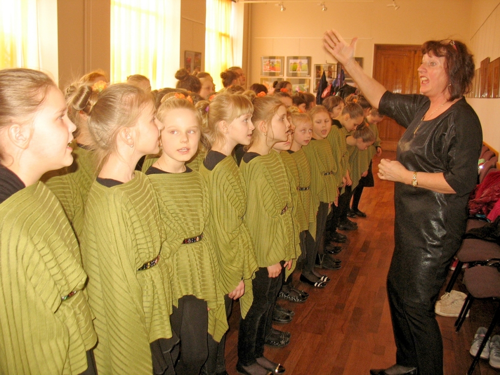 Iecavas vidusskolas mazie dziedātāji un viņu diriģente Milita Pīlādze brīdi pirms došanās uz skatuvi. 


Autors: Vilnis Auzāns