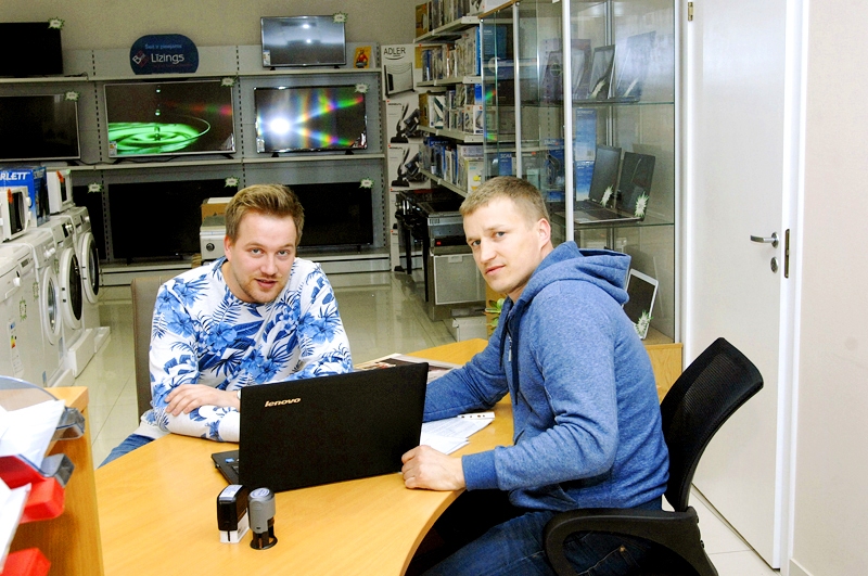Kolēģi Uldis Grantiņš (no labās) un Jānis Balodis ir zinoši un pieredzējuši datorspeciālisti.
Autors: Ivars Bogdanovs