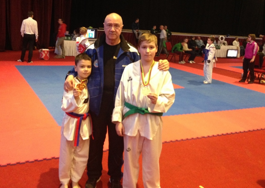 Sergejs Kirtovskis kopā ar Lietuvas čempionāta uzvarētājiem – Ralfu Kirtovski (no kreisās) un Hugo Gorodecki. 
Autors: no S. Kirtovska albuma