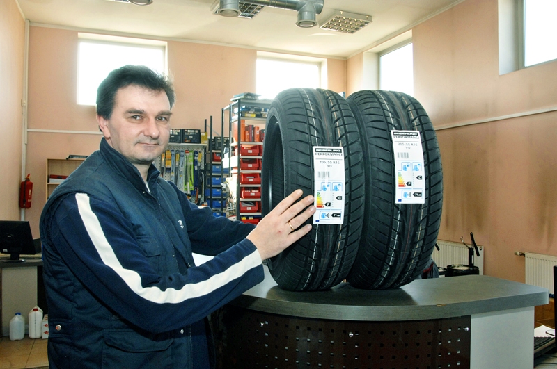 Andis Kļaviņš, SIA «Divupe2» klientu konsultants, norāda, kādā pozīcijā pareizi jānovieto ziemas riepas glabāšanai.
Autors: Ivars Bogdanovs