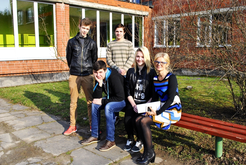 Mežotnes internātvidusskolas  9. un 12. klase.
Autors: Ivars Bogdanovs