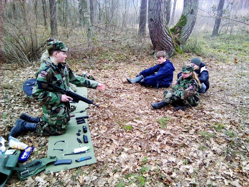 Jaunajiem jaunsargiem bija iespēja iepazīties ar dažādu ieroču uzbūvi.
Autors: Kristīne Kirčenko