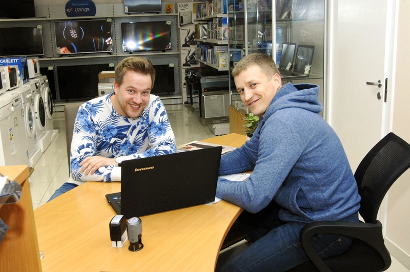 Kolēģi Uldis Grantiņš (no labās) un Jānis Balodis ir zinoši un pieredzējuši datorspeciālisti. 
Autors: Ivars Bogdanovs