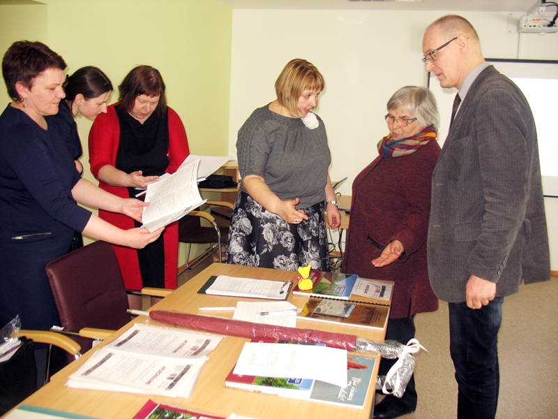 Seminārā «Pa zemgaļu iemītajām pēdām» diskutē tā dalībnieki no Lietuvas un Latvijas. Laima Karpavičūte – no kreisās, Guntis Pakalns – labajā pusē.
Autors: Vilnis Auzāns