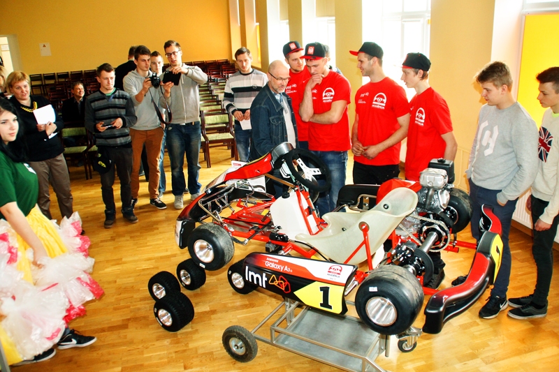 Kandavas lauksaimniecības tehnikuma Saulaines teritoriālās struktūrvienības skolēni un pedagogi un «LMT autosporta akadēmijas» pārstāvji norauj kartinga pārklāju. 