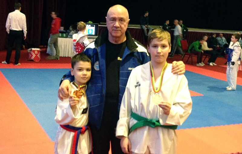 Sergejs Kirtovskis kopā ar Lietuvas čempionāta uzvarētājiem – Ralfu Kirtovski (no kreisās) un Hugo Gorodecki.
Autors: no S. Kirtovska albuma. 