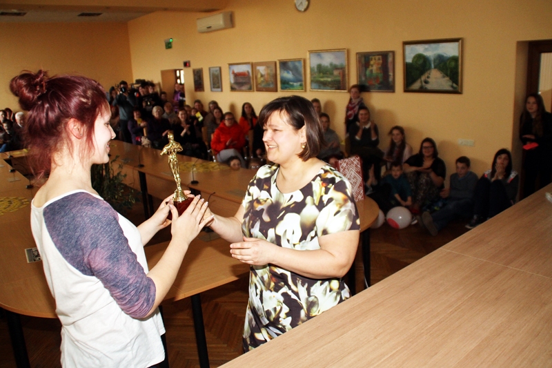 Dzintra Limere (no labās) pasniedz «Oskaru» Evai Reinfeldei.
Autors: Uldis Varnevičs