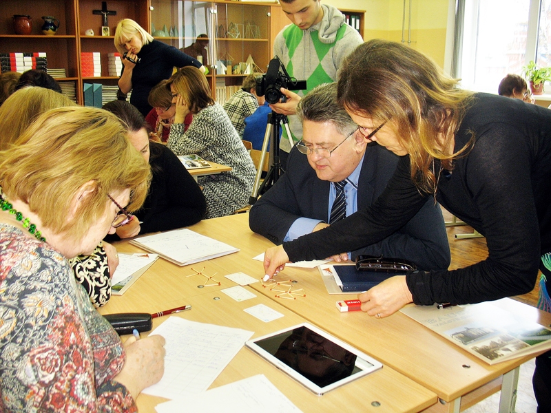 Loģikas uzdevumu risināšanā iegrimis Bauskas pilsētas pamatskolas direktors Jānis Rumba (vidū).
Autors: Vilnis Auzāns