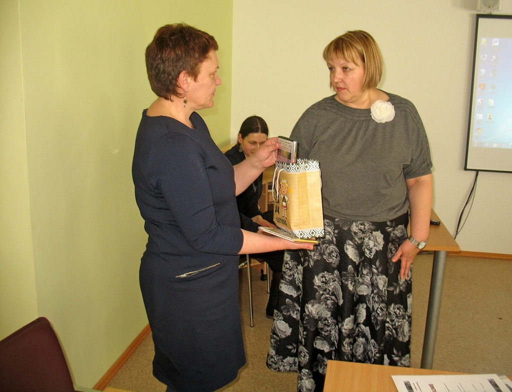 Sadarbības projekta vadītāja no Žeimes Laima Karpavičūte (no kreisās) pateicas Rundāles bibliotekārei Aelitai Ramanei par labi organizēto semināru «Pa zemgaļu iemītajām pēdām».
Autors: Vilnis Auzāns