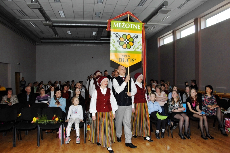 Vidējās paaudzes deju kopas «Ducis» piecu gadu jubilejas koncertā «Deju vējos man dvēsele kaist...» zālē pirmo reizi tika ienests kolektīva karogs.
Autors: Ivars Bogdanovs