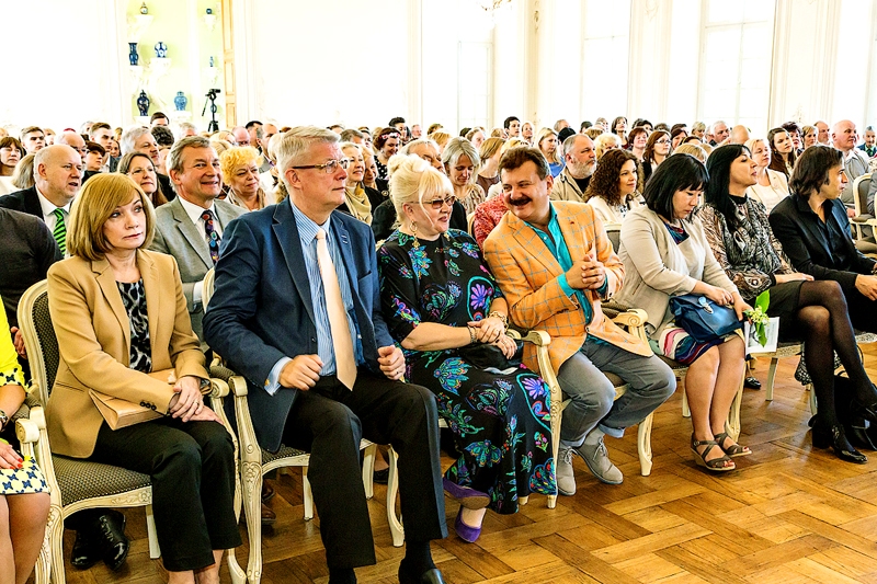 Rundāles pils 279. dzimšanas dienas svinību galvenais notikums pērn bija Imanta Lancmaņa monogrāfijas «Rundāles pils. Vēsture» atvēršanas svētki. No kreisās – Lilita Zatlere, Rundāles pils restaurācijas pabeigšanas mecenātisma programmas patronese, bijušais Valsts prezidents Valdis Zatlers, mecenāti Ināra un Boriss
Teterevi.
Autors: no rundale.net