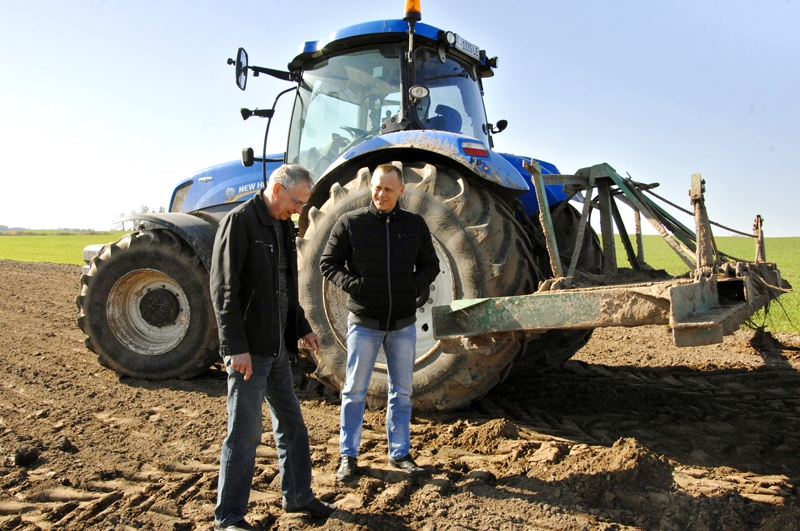 Mežotnes pagasta zemnieks Ziedonis Vismanis (no kreisās) pamazām nodod dēlam Ģirtam laukkopības un saimniecības vadības zinības.
Autors: Ivars Bogdanovs