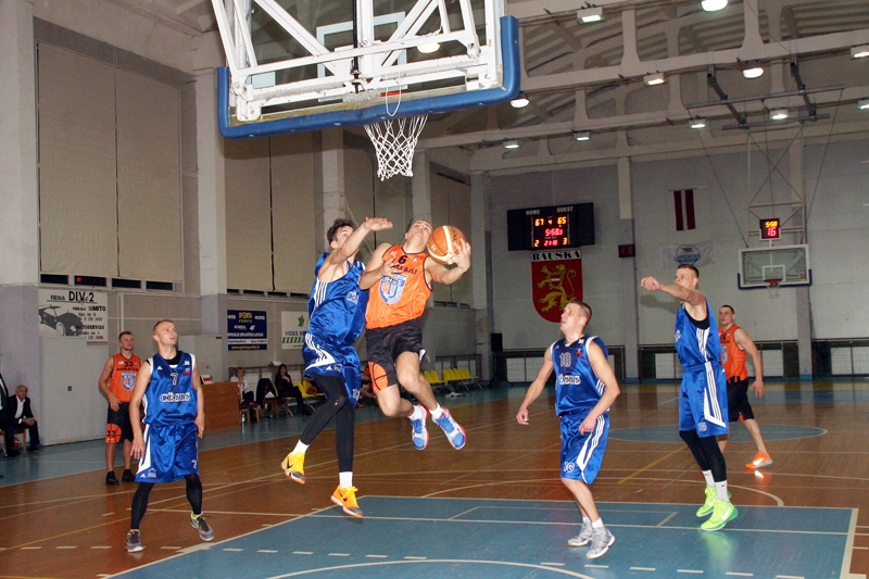 Oskars Liepiņš (ar bumbu) guva punktus komandai svarīgos brīžos.
Autors: Uldis Varnevičs