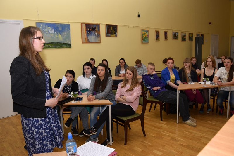 Latvijas Universitātes Vēstures un filozofijas fakultātes absolvente Vineta Vilcāne saulainiešiem stāsta par savu maģistra darbu, kurā izzinājusi Kaucmindes mājturības semināra vēsturi. 
Autors: Ivars Bogdanovs