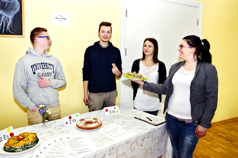 Viesmīlības pakalpojumu servisa 3. kursa audzēkņi Ruslans Gunkins (no kreisās), Juris Bojārs un Alise Grandovska nobauda savas kursabiedres Agritas Skujas gatavotās zirņu pikas. 
Autors: Ivars Bogdanovs